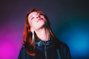 Tecladista e produtora musical Thaysa Pizzolato lança novo EP ‘Syzygy’