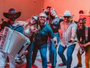 Websérie ‘O Som do Interior’ celebra 34 anos do grupo de forró Musical Prateado