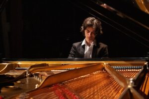 Jovem capixaba vence concurso de piano em SP com votação unânime do júri