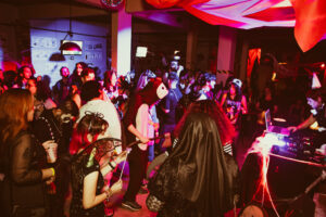Festa comemora o Halloween com proposta ‘raiz’ em balada retrô anos 70, 80 e 90