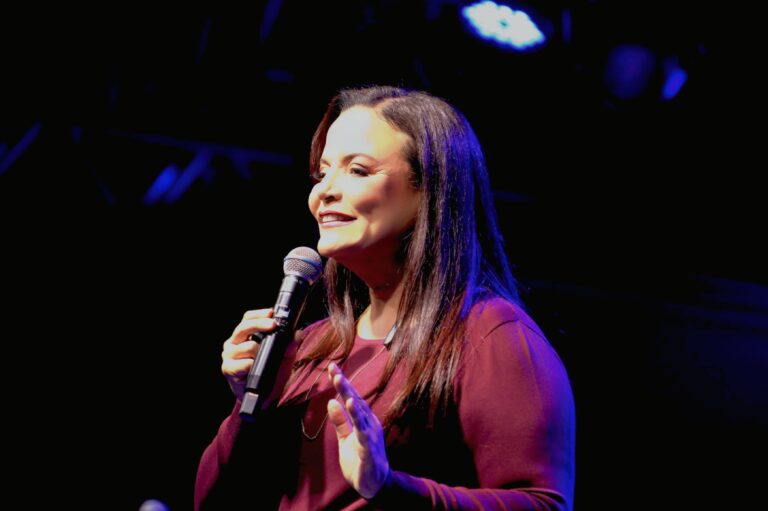 Andréa Vermont realiza palestra sobre desenvolvimento humano em Vitória