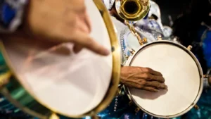 Evento no Centro de Vitória celebra mestres de bateria e a cultura do samba