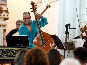 8º concerto da Série Acordes apresenta formação rara de cravo e contrabaixo