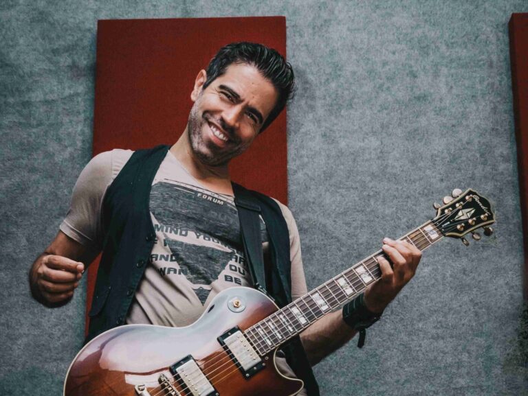 Cantor Douglas Richa lança novo single e se apresenta em três shows em Vitória