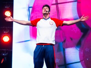 Youtuber Enaldinho traz a peça ‘A Origem de Happy & Angry’ a Vitória