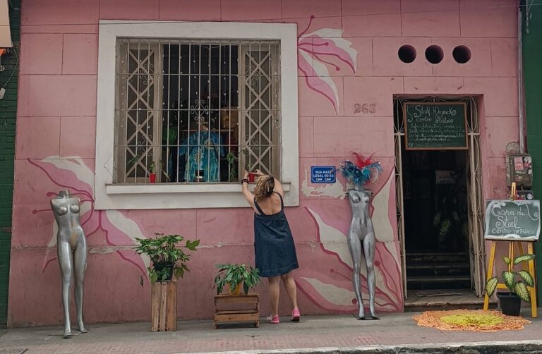 Casa da Stael faz oficina de confecção de adereços sustentáveis para o carnaval