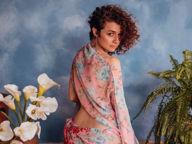 Cantora Aline Maria lança seu primeiro álbum solo, Bruta Flor, com três shows em Vitória