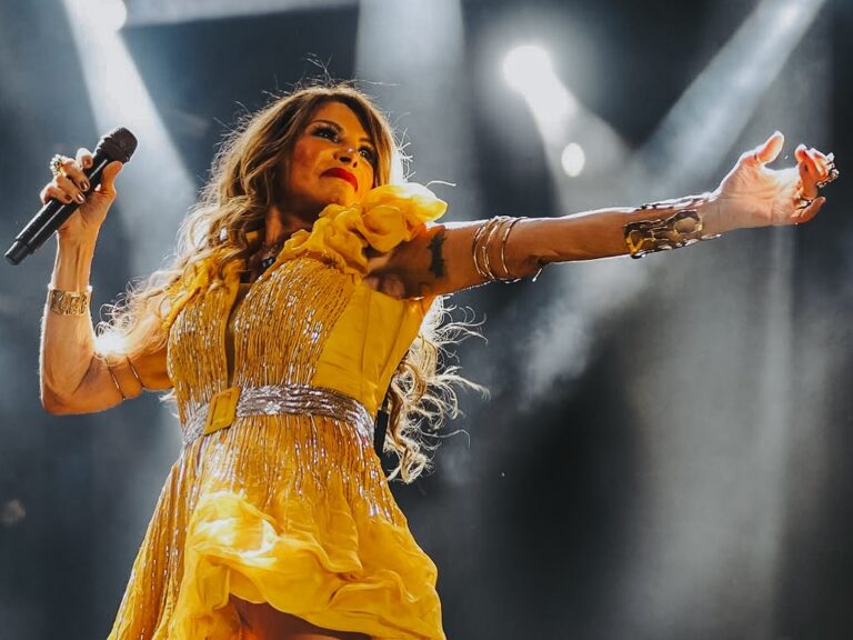 Elba Ramalho e Beto Kauê serão as atrações do Réveillon 2026 na Praia de Camburi