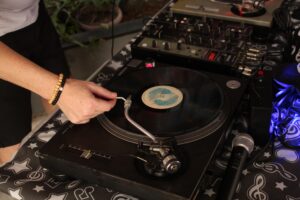 Projeto Vinil Urbano leva feira de discos para Campo Grande, em Cariacica