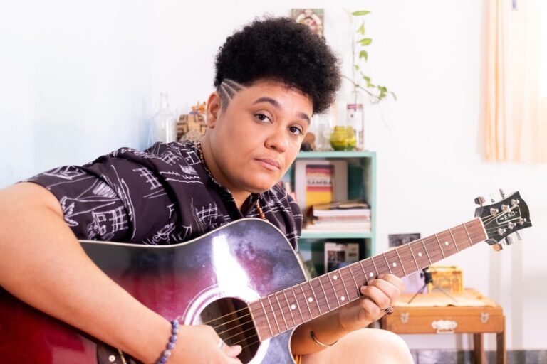 Cantor Lets leva o álbum Esferas ao palco do Espaço Thelema em show gratuito