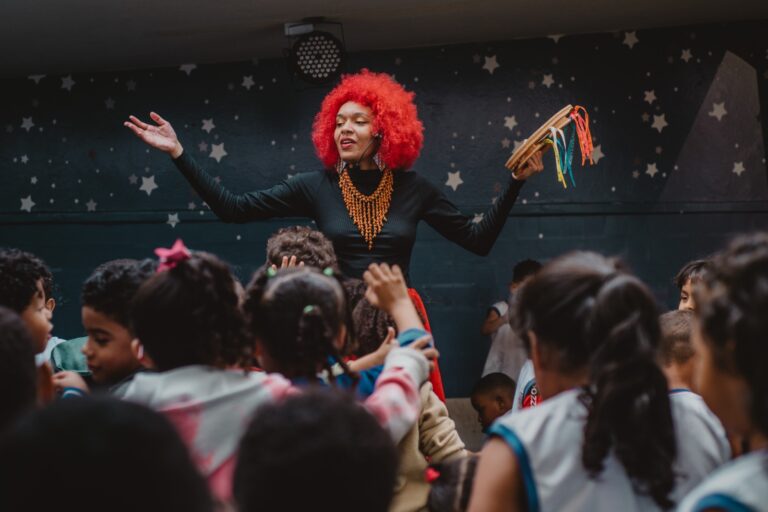 Crônica: Um viva para as tias dos CMEIS, e todas as contadoras de histórias