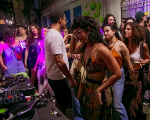 Festa Disco Voador transforma o Centro de Vitória em pista de dança ao som de vinil