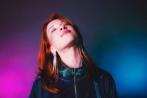 Capixaba Thaysa Pizzolato apresenta o EP SYZYGY em show em Vitória