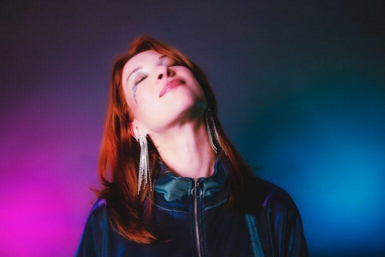 Capixaba Thaysa Pizzolato apresenta o EP SYZYGY em show em Vitória