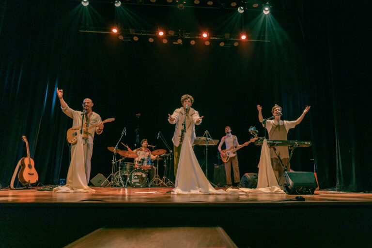 Chorou Bebel lança EP “3×4” nesta sexta (5), marcando nova fase da banda