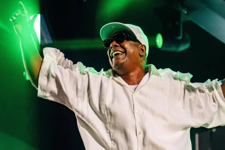 Arena de Verão 2026 traz Psirico, Lenine e Thiago Aquino à orla de Camburi