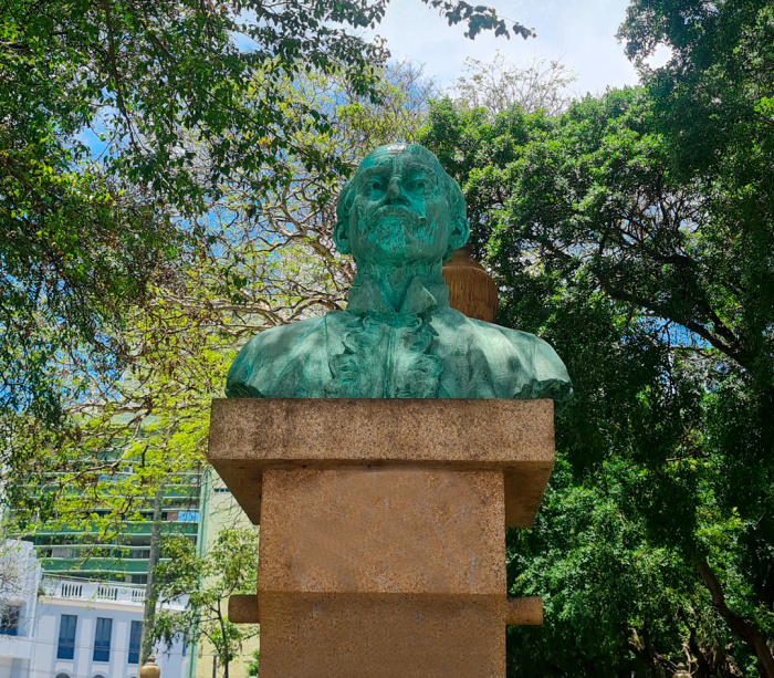 Bustos da Praça Costa Pereira são entregues totalmente restaurados, em Vitória