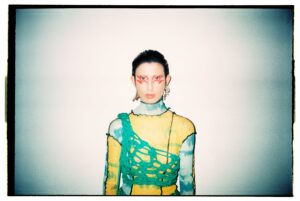 Cantora portuguesa Surma faz show nesta sexta-feira (30), no Centro de Vitória