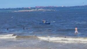 Jet ski é flagrado próximo a banhistas na Praia de Camburi, em Vitória