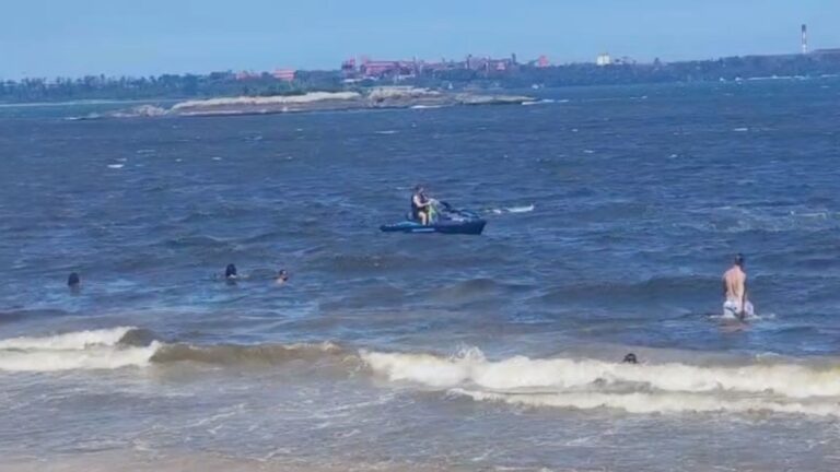 Jet ski é flagrado próximo a banhistas na Praia de Camburi, em Vitória