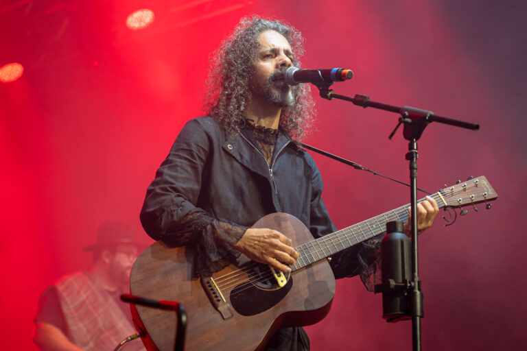 Sandrera lança EP FolKongo com fusão inédita entre folk e congo capixaba