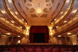 Theatro Carlos Gomes abre visitação guiada após obras de restauração