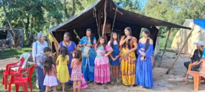 Projeto inédito leva formação e renda a mulheres ciganas em acampamento de Cariacica