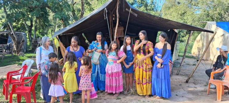 Projeto inédito leva formação e renda a mulheres ciganas em acampamento de Cariacica