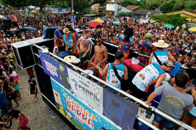 Bloco Surpresa completa 40 anos e acontece nos 5 dias de carnaval na Barra do Jucu