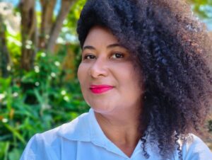 Escritora Noélia Miranda debate literatura antirracista no podcast Elas EScrevem