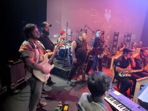 Lordose pra Leão celebra 35 anos com lançamento de single junto à Orquestra Pop & Jazz