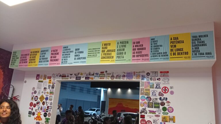 Projeto ‘Palavra Colada’ vai levar frases de escritoras locais às ruas de Vila Velha