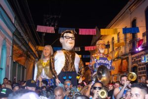 Carnaval de Santa Leopoldina une bonecos gigantes e 5 dias de atrações