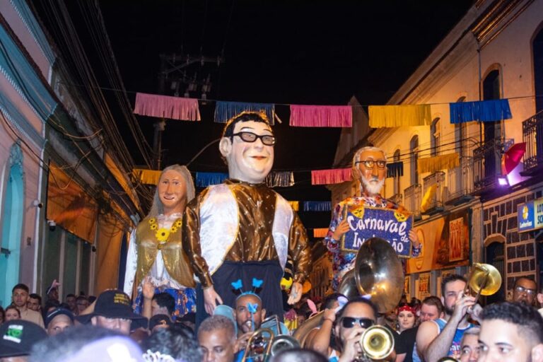 Carnaval de Santa Leopoldina une bonecos gigantes e 5 dias de atrações