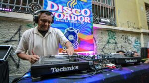 Baile Disco Voador e bandas capixabas agitam fim de semana na Prainha