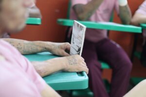 Livro reúne ‘escrevivências’ produzidas em oficinas literárias na PSME II