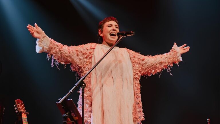 Ingressos para evento com Adriana Calcanhotto estarão disponíveis nesta sexta (13); saiba mais