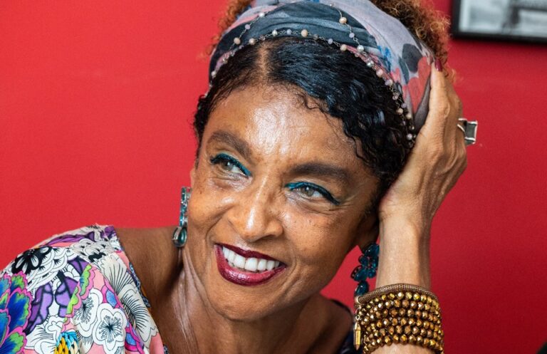 Elisa Lucinda vem ao ES para lançamento da 1ª edição capixaba da Revista Traços