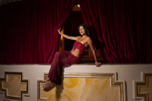 Mariana Coelho estreia no palco do Theatro Carlos Gomes com show autoral