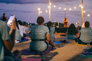 Yoga ao Amanhecer propõe prática coletiva na Curva da Jurema neste sábado (28)
