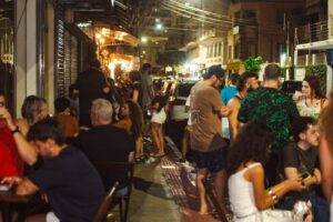 Bares da Rua Gama Rosa promovem celebração coletiva de St. Patrick’s Day em Vitória