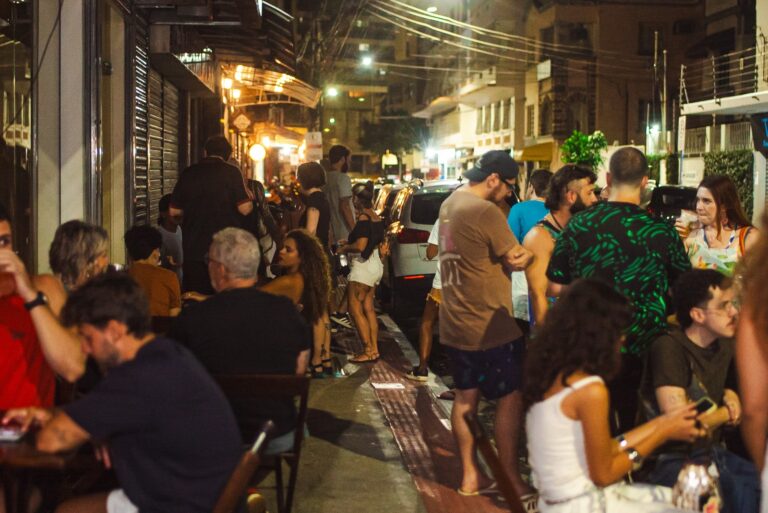 Bares da Rua Gama Rosa promovem celebração coletiva de St. Patrick’s Day em Vitória