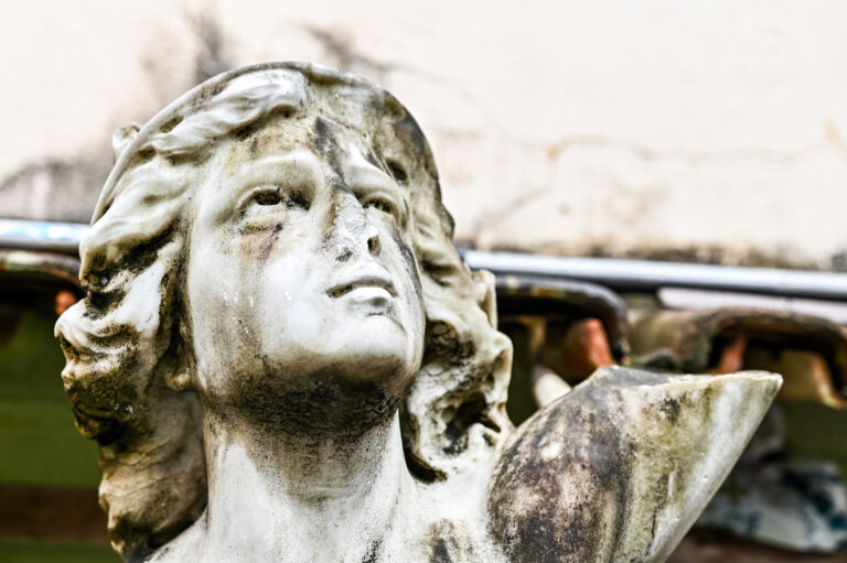 Após quase 50 anos, estátua do deus Hermes retorna ao Centro de Vitória