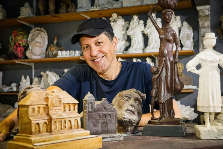 Escultor capixaba Hippolito Alves assina troféu do 2º Prêmio Molga de Artes