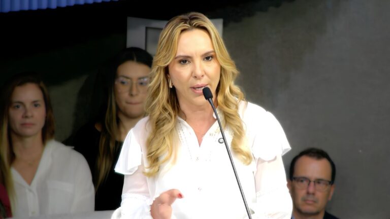 Cris Samorini assume a prefeitura de Vitória como primeira mulher no cargo