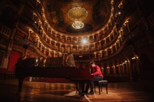 Bruno Hrabovsky apresenta Pink Floyd em releitura para piano no Sônia Cabral