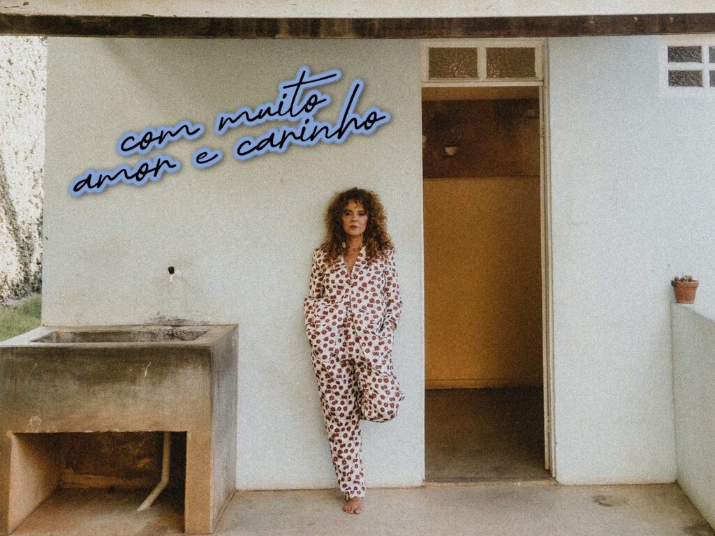 Cantora TAMY homenageia Roberto Carlos com versão de ‘Com Muito Amor e Carinho’