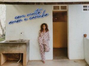 Cantora TAMY homenageia Roberto Carlos com versão de ‘Com Muito Amor e Carinho’