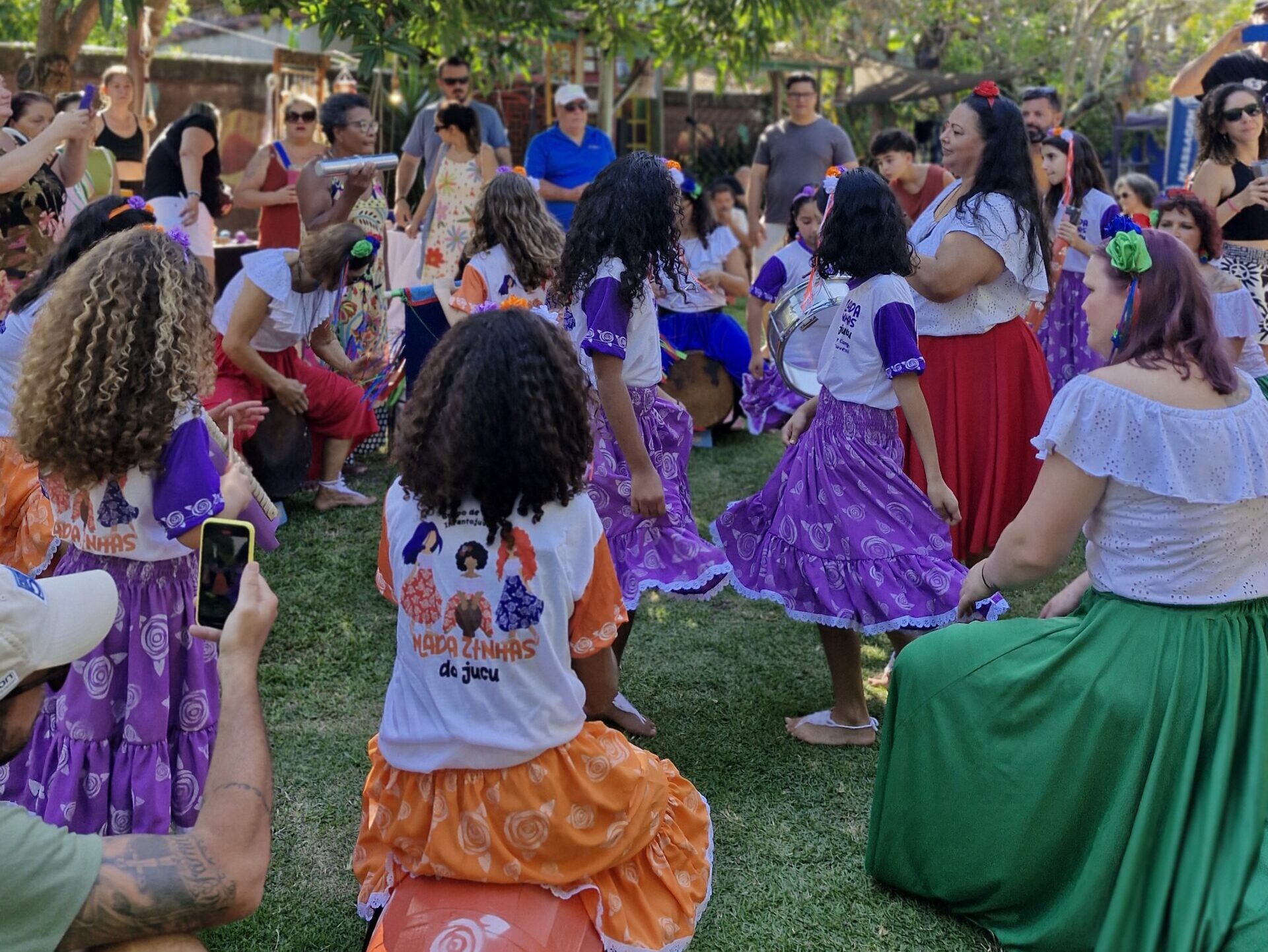 Mercado Mix reúne cultura, música e economia criativa na Barra do Jucu 5 20251102 151824 scaled e1779305553190