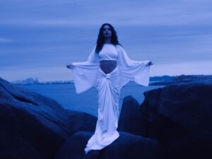Capixaba Luiza Pastore aposta em estética pop dark no álbum ‘Labareda’